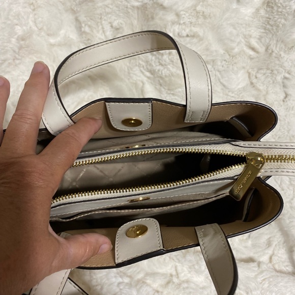 Michael Kors Pebble Leather Cross body - Picture 3 of 4